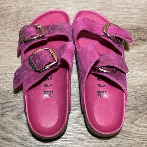 Arizona Big Buckle Oiled Leather  In Festival Fuchsia size 7